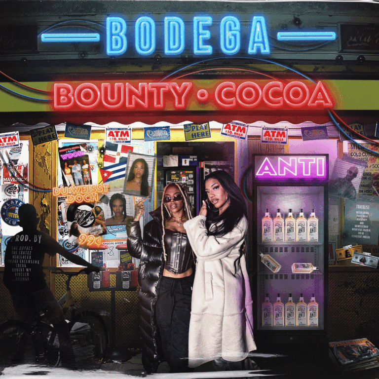 Das Albumcover zeigt die beiden Künstlerinnen Bounty & Cocoa vor einer bunt beleuchteten, nächtlichen Bodega-Fassade mit Neonreklame und Getränkekühlschrank.