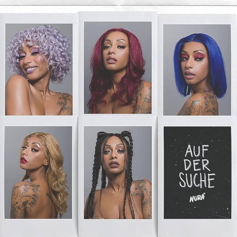Das Bild zeigt sechs quadratische Polaroids, die in zwei Reihen angeordnet sind. Fünf Bilder zeigen Porträtaufnahmen einer Frau mit unterschiedlichen Haarfarben und Stylings – von fliederfarbenen Locken über rotes Langhaar bis hin zu einem blauen Bob. Das sechste Feld unten rechts ist schwarz mit der handgeschriebenen weißen Aufschrift „AUF DER SUCHE“ und dem Namen „NURA“ darunter.