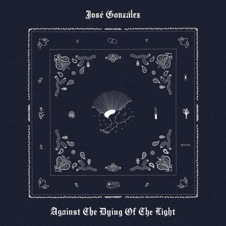 Das Albumcover zeigt eine quadratische, dunkelblaue Fläche, die wie ein verziertes Bandana gestaltet ist. In der Mitte ist eine stilisierte weiße Sonne zu sehen, die hinter Wolken auf- oder untergeht. Der Rand und die Ecken sind mit filigranen weißen Paisley-Mustern, Pflanzenmotiven und kleinen Symbolen wie einem Dolch, Würfeln und Vögeln geschmückt. Am oberen Rand steht der Name „José González“ und am unteren Rand der Albumtitel „Against The Dying Of The Light“ in einer weißen, gebrochenen Schriftart.