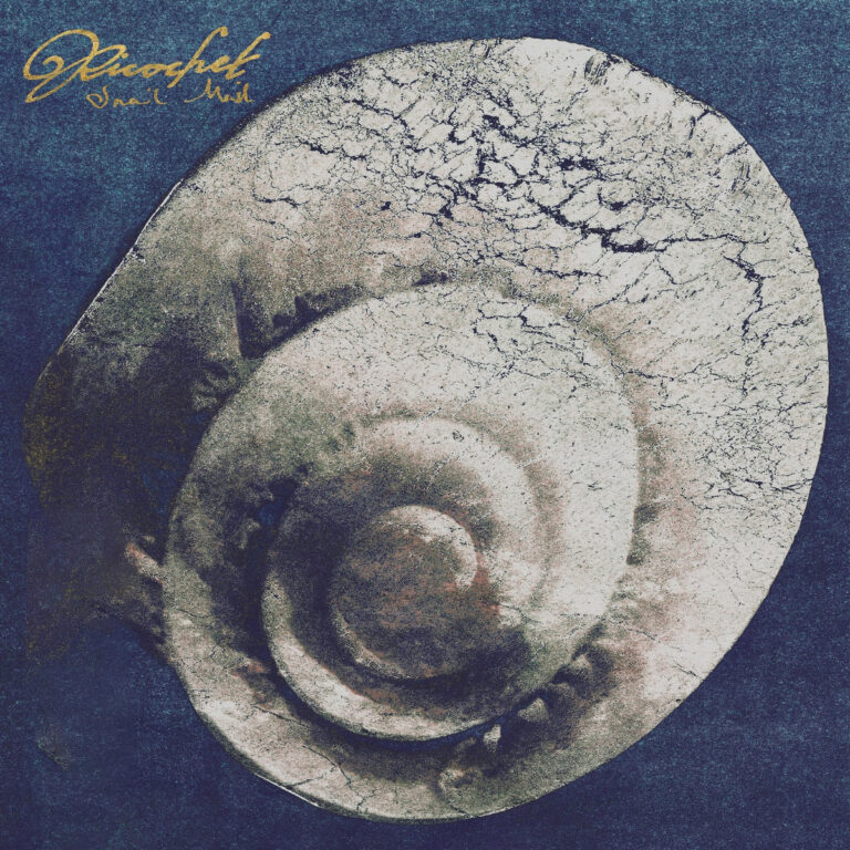 Das quadratische Albumcover zeigt eine detailreiche Nahaufnahme eines verwitterten, spiralförmigen Schneckenhauses in hellen Beige- und Grautönen. Die Oberfläche ist von feinen Rissen und Texturen durchzogen. Das Gehäuse liegt asymmetrisch auf einem dunkelblauen, körnigen Hintergrund, der an Cyanotypie oder grobes Leinen erinnert. Oben links ist in goldener, filigraner Schreibschrift der Schriftzug „Ricochet“ und darunter kleiner „Snail Mail“ zu sehen.