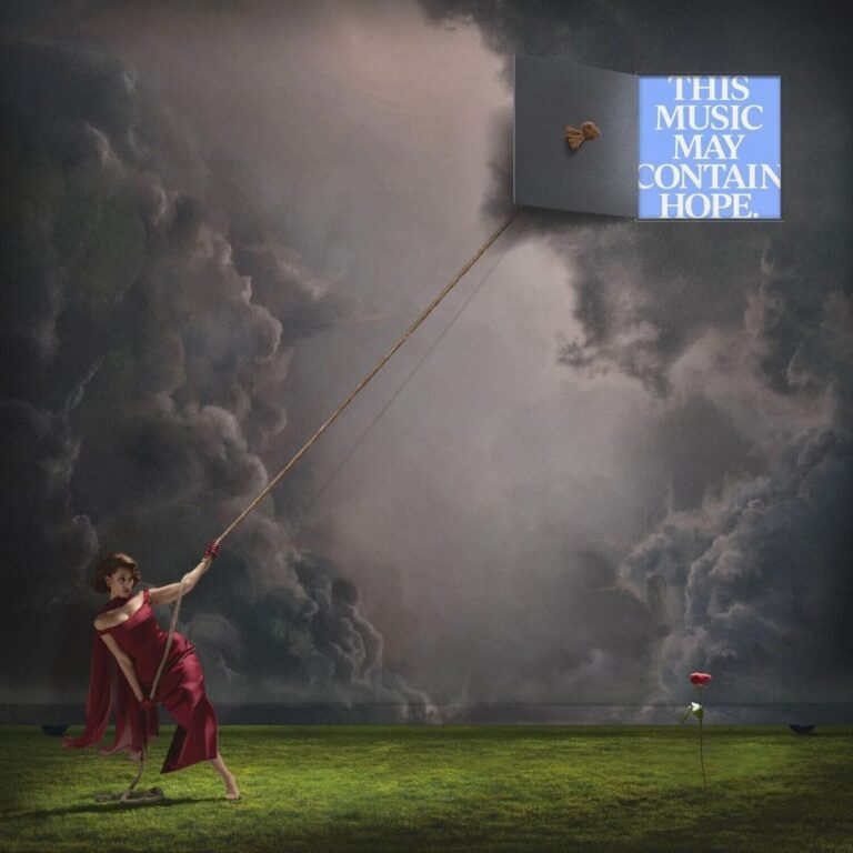 Das quadratische Albumcover zeigt die Sängerin RAYE in einem langen, dunkelroten Abendkleid auf einer grünen Wiese unter einem dramatischen, dunklen Wolkenhimmel. Sie steht links im Profil, hält mit beiden Händen ein dickes Seil fest und lehnt sich mit vollem Gewicht nach hinten, als würde sie etwas Schweres ziehen. Das Seil führt steil nach oben rechts zu einer kleinen, quadratischen Tür, die in der Luft schwebt und weit offen steht. Durch die Türöffnung ist ein heller, blauer Himmel zu sehen, auf dem in weißen Großbuchstaben der Text „THIS MUSIC MAY CONTAIN HOPE.“ steht. Rechts auf der Wiese steht einsam eine einzelne rote Rose.