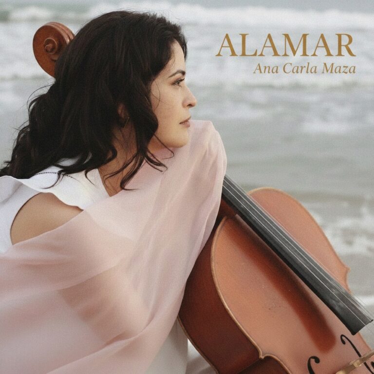 Das quadratische Albumcover zeigt die Musikerin Ana Carla Maza im Profil vor einer Meereskulisse. Sie hat dunkles, lockiges Haar und trägt ein weißes Oberteil, über das ein zartrosa, transparenter Stoff drapiert ist. Vor ihr lehnt ein hölzernes Cello, dessen Schnecke hinter ihrer Schulter sichtbar ist. Der Hintergrund besteht aus unscharfen, hellgrauen Wellen und Schaumkronen. Oben rechts steht in goldener Serifenschrift der Albumtitel „ALAMAR“ und darunter etwas kleiner ihr Name „Ana Carla Maza“.