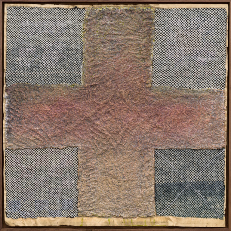 Ein quadratisches Kunstwerk zeigt ein großes, erhabenes Kreuz mit einer ockerfarbenen, stark strukturierten Oberfläche, die an zerknittertes Papier oder getrockneten Schlamm erinnert. Die vier quadratischen Eckfelder im Hintergrund sind mit einem feinen, schwarz-weißen Schachbrettmuster gefüllt, das teilweise von Schatten überlagert wird.