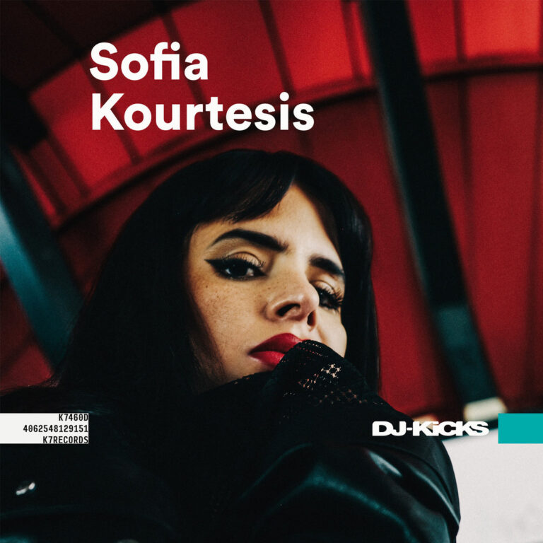 Das quadratische Albumcover zeigt ein Porträt der Künstlerin Sofia Kourtesis in einer extremen Nahaufnahme von unten. Sie trägt eine schwarze Lederjacke und hält eine Hand vor den Mund, während sie direkt in die Kamera blickt. Der Hintergrund besteht aus einer rot beleuchteten, geometrischen Deckenstruktur mit dunklen Streben. Oben links steht in weißer, serifenloser Schrift ihr Name, unten rechts das Logo der Serie DJ-Kicks.