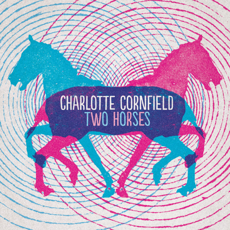 Das Albumcover zeigt zwei stilisierte Pferdesilhouetten, die sich in entgegengesetzte Richtungen bewegen, aber in der Mitte überschneiden. Eine Figur ist in leuchtendem Cyan, die andere in kräftigem Magenta gehalten, wobei die Überlagerung ein dunkles Violett erzeugt. Der Hintergrund besteht aus konzentrischen, kreisförmigen Linien in den gleichen Farben auf einem hellen, strukturierten Grund. In der Mitte steht der Name Charlotte Cornfield und der Albumtitel Two Horses in einer schlichten, weißen Schrift.
