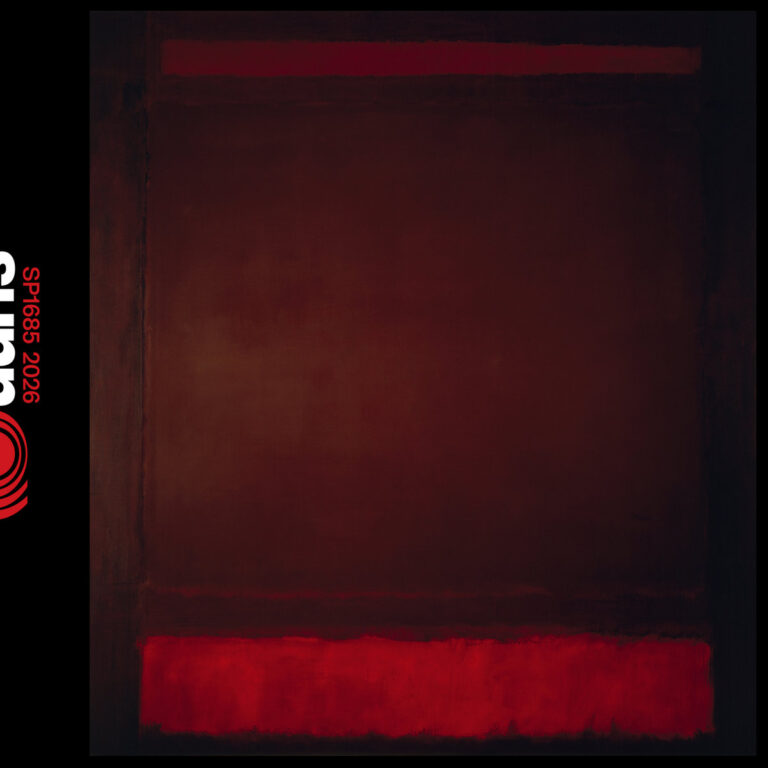 Das Bild zeigt ein abstraktes Gemälde des Künstlers Mark Rothko, das als Albumcover dient. Es besteht aus übereinander gelagerten, rechteckigen Farbfeldern in tiefen Dunkelbraun- und Schwarztönen. Am unteren Rand leuchtet ein horizontales Band in intensivem Blutrot hervor, das nach oben hin diffus ausläuft. Am linken Rand ist vertikal der Schriftzug des Bandnamens und die Katalognummer in weißer und roter Typografie platziert.