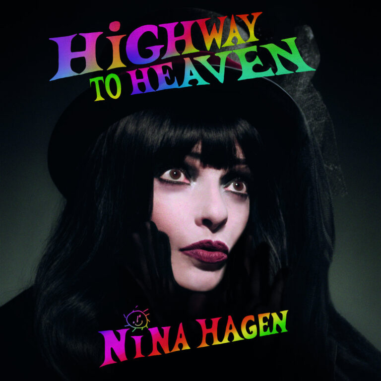 Nahaufnahme von Nina Hagen mit schwarzer Perücke, Hut und dramatischem Make-up unter dem farbenfrohen Albumtitel HiGHWAY TO HEAVEN.