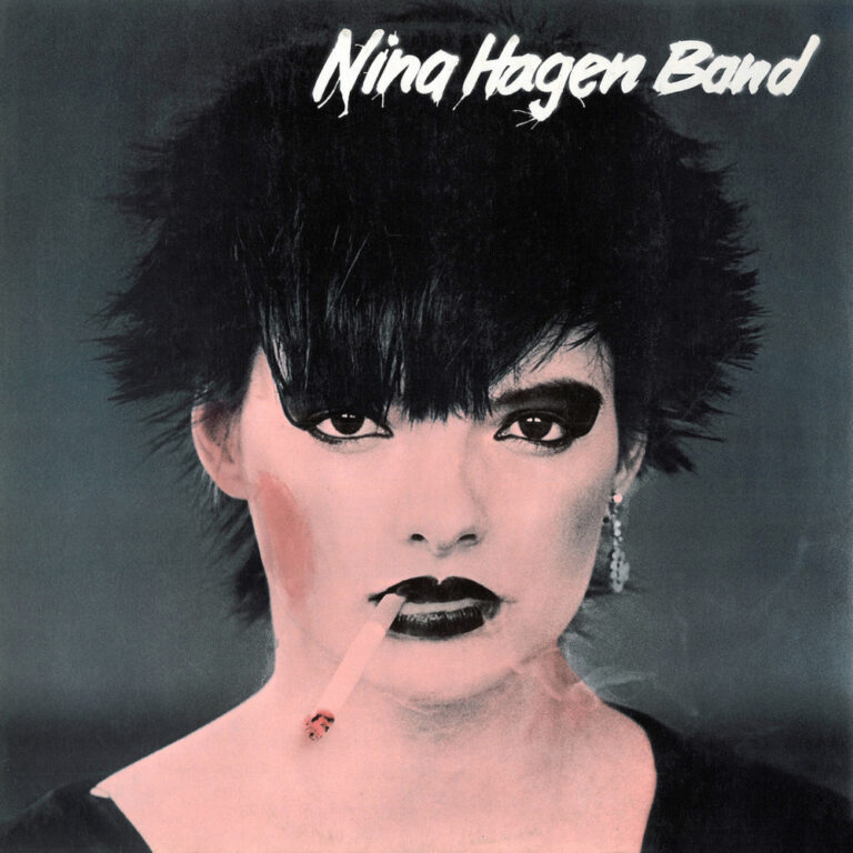 Das Frontbild für das Album zeigt eine Nahaufnahme von Nina Hagen mit kurzem, stachligem dunklem Haar, starkem schwarzem Augen-Make-up und einer Zigarette im Mund, während der Bandname oben rechts in weißer Schreibschrift steht.
