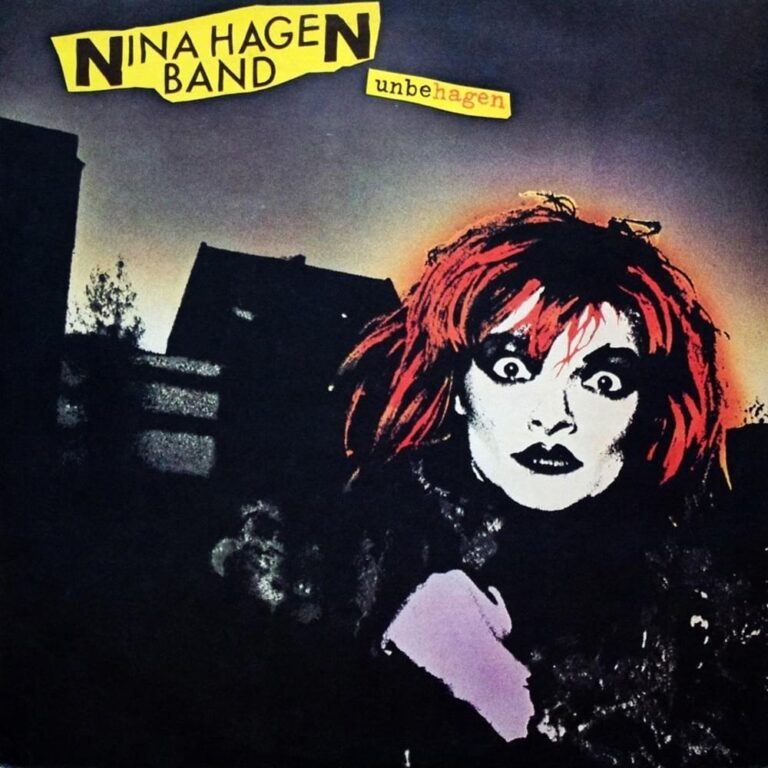 Quadratisches Albumcover zeigt Nina Hagen mit wildem roten Haar und starkem, dunklem Make-up in einer theatralischen Pose. Im Hintergrund sind dunkle Silhouetten von Häusern vor einem dämmerigen Himmel zu sehen, oben links steht gelb auf schwarz der Schriftzug Nina Hagen Band und daneben klein „unbehagen“.