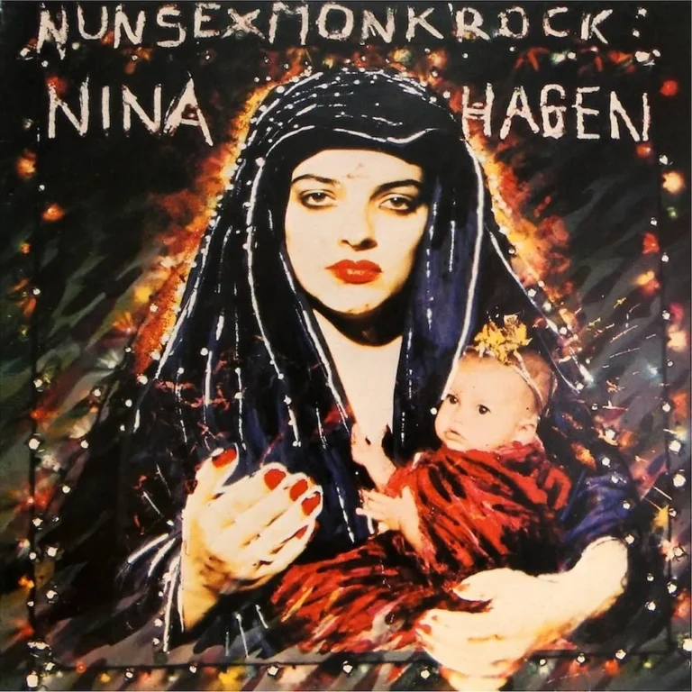 Porträtaufnahme von Nina Hagen, die ihr Baby Cosma Shiva im Stil einer religiösen Ikone im Arm hält; sie trägt auffälliges Make-up und einen Kopfschmuck, der an eine Nonne oder Heilige erinnert.