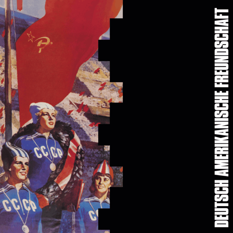 Das Beitragsbild zeigt die linke Hälfte eines sowjetischen Propagandaplakats mit einer roten Fahne und Sportlerinnen vor einem schwarzen Hintergrund, auf dem rechts vertikal in weißen Versalien der Bandname Deutsch Amerikanische Freundschaft steht.