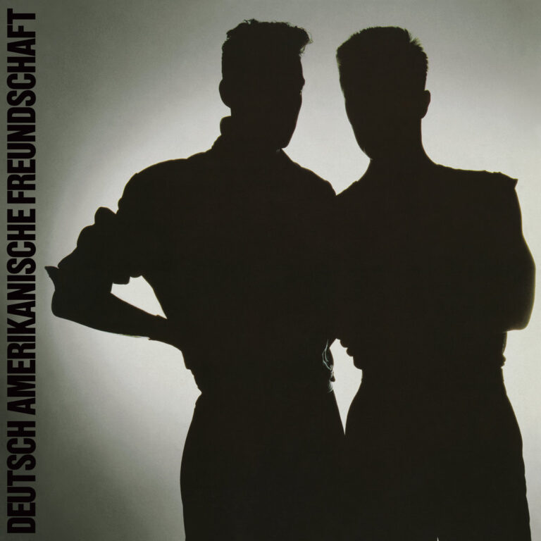 Das quadratische Albumcover zeigt die schwarzen Silhouetten zweier Männer vor einem hellen, fast weiß leuchtenden Hintergrund. Der linke Mann steht im Profil mit angewinkeltem Arm, der rechte Mann ist frontal abgebildet. Am linken Rand verläuft vertikal der Schriftzug DEUTSCH AMERIKANISCHE FREUNDSCHAFT in serifenlosen Großbuchstaben.