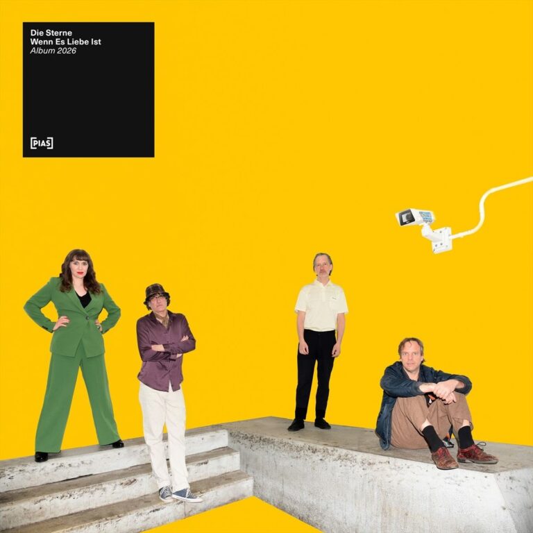 Das Bild zeigt die vier Mitglieder der Band Die Sterne vor einem leuchtend gelben Hintergrund. Links steht eine Frau in einem grünen Hosenanzug mit den Händen in den Hüften. Daneben steht ein Mann mit Hut, lila Hemd und verschränkten Armen. Mittig im Hintergrund steht ein Mann in hellem Poloshirt und dunkler Hose. Rechts im Vordergrund sitzt ein Mann in dunkler Jacke und brauner Hose auf einer Betonstufe. Oben rechts ist eine weiße Überwachungskamera an der Wand montiert. In der oberen linken Ecke befindet sich ein schwarzes Quadrat mit weißem Text, der den Bandnamen, das Album "Wenn Es Liebe Ist" und die Jahreszahl 2026 nennt.