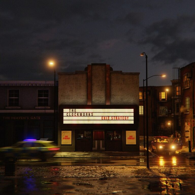 Ein quadratisches Albumcover zeigt ein beleuchtetes, altes Kinogebäude bei Nacht in einer städtischen Seitenstraße. Auf der leuchtenden Anzeigetafel steht oben links „THE CLOCKWORKS“ und unten rechts in roter Schrift „EXIT STRATEGY“. Links im Vordergrund rast ein Polizeiauto mit Blaulicht vorbei, rechts steht ein roter Kleinwagen mit eingeschalteten Scheinwerfern im Regen.
