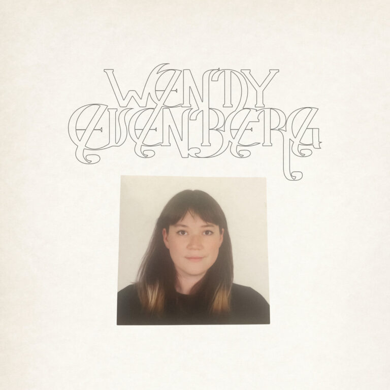 Das quadratische Bild zeigt ein Porträtfoto von Wendy Eisenberg auf einem hellbeigen, leicht texturierten Hintergrund. Oben ist der Name „Wendy Eisenberg“ in einer großen, kunstvollen und verschnörkelten Typografie als Umrisszeichnung platziert. Darunter befindet sich ein kleineres, zentriertes Farbfoto der Künstlerin mit dunklen Haaren und hellem Teint vor einem neutralen Hintergrund.