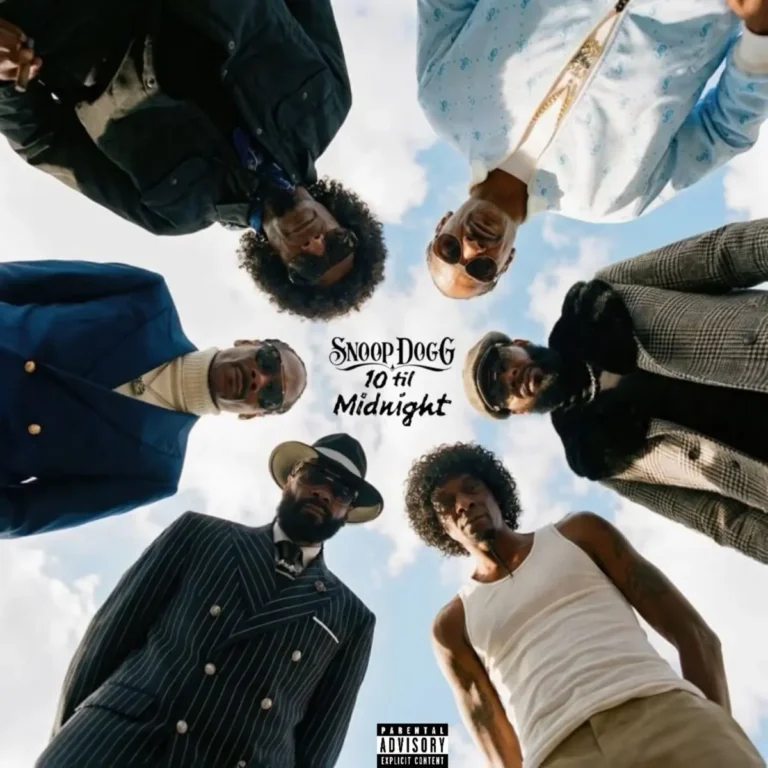Ein Albumcover zeigt sechs Männer in einer kreisförmigen Formation, aufgenommen aus einer extremen Untersicht gegen einen leicht bewölkten blauen Himmel. In der Mitte steht der Schriftzug Snoop Dogg 10 til' Midnight. Die Männer tragen verschiedene Outfits, darunter Anzüge, ein weißes Unterhemd und Hüte; Snoop Dogg ist oben rechts mit Sonnenbrille und einer hellblauen Jacke zu sehen.