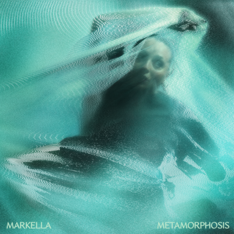 Ein quadratisches Albumcover zeigt ein verschwommenes Porträt einer Frau unter einer türkisfarbenen, schleierartigen Textur, die an Wasser oder fließenden Stoff erinnert.
