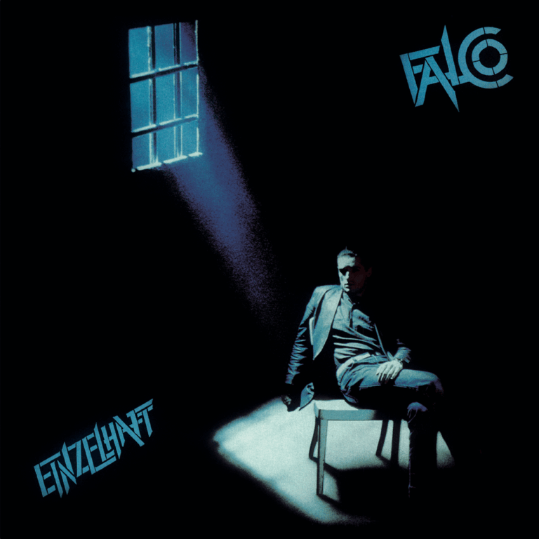 Das quadratische Albumcover zeigt den Musiker Falco in einer kargen, dunklen Umgebung sitzend. Er trägt eine Jeans und eine helle Jacke, während sein Blick gesenkt ist. Von einem hochgelegenen, vergitterten Fenster fällt ein blauer Lichtstrahl diagonal durch den Raum und beleuchtet die Szene. Oben rechts steht der Name „FALCO“ in blauen, gezackten Großbuchstaben, unten links schräg der Albumtitel „EINZELHAFT“ in derselben Typografie.