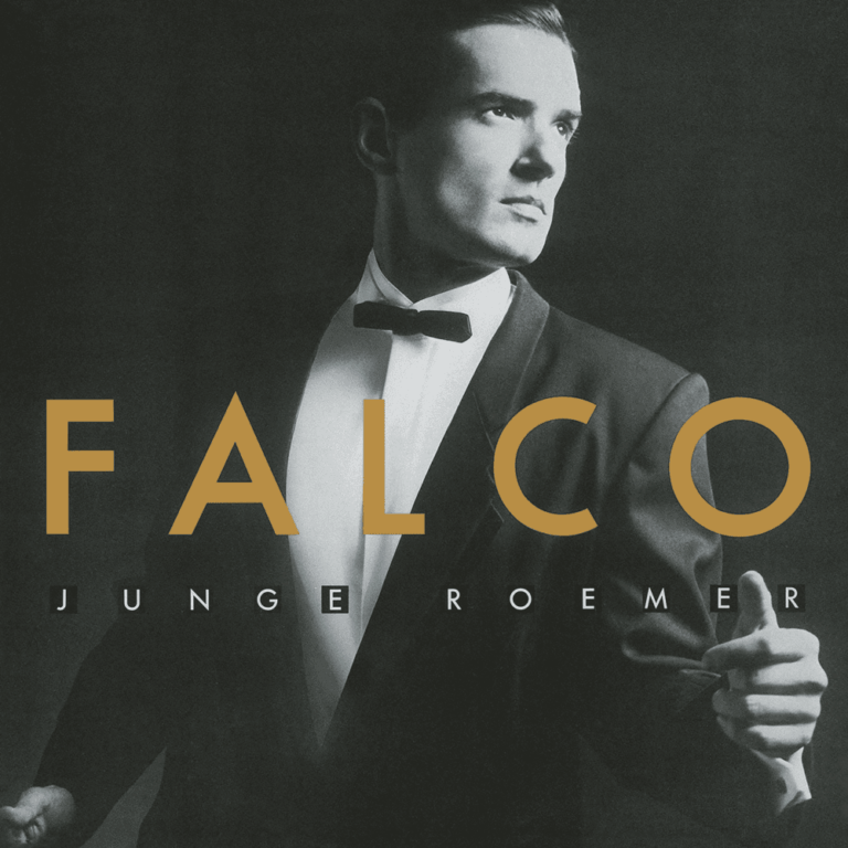 Porträt von Falco in Schwarz-Weiß auf einem Albumcover. Er trägt einen dunklen Smoking mit Fliege, blickt aristokratisch zur Seite und hält die rechte Hand in einer kühlen Geste erhoben. Der Name FALCO prangt in großen, goldenen Buchstaben über seinem Oberkörper, darunter steht in kleinerer Schrift der Albumtitel Junge Roemer.