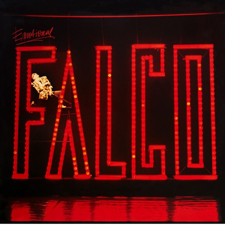 Das quadratische Albumcover zeigt den Künstlernamen FALCO in riesigen, rot leuchtenden Neonbuchstaben, die an eine Showbühne erinnern. In der Öffnung des Buchstabens F lehnt der Künstler in einer theatralischen Pose mit gemustertem Sakko und Sonnenbrille. Der Hintergrund ist tiefschwarz, während sich das rote Licht auf einer dunklen Bodenfläche spiegelt.