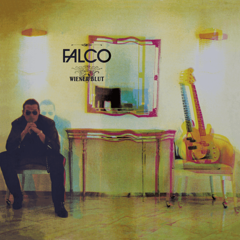 Das quadratische Albumcover zeigt Falco in einem gelblich beleuchteten Raum auf einem Stuhl sitzend, den Blick gesenkt und die Hände nachdenklich vor dem Mund gefaltet. Im Hintergrund hängt ein verschnörkelter Spiegel, daneben steht eine stilisierte, bunte Gitarre auf einem Stuhl, während Schattenrisse und eine Konsole die Szenerie einer künstlichen, fast surrealen Wohnzimmer-Atmosphäre ergänzen.