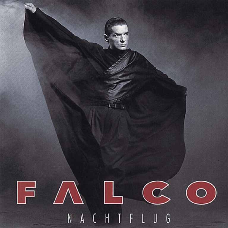 Das quadratische Cover zeigt den Musiker Falco vor einem düsteren, nebligen Hintergrund in einer dramatischen, tänzerischen Pose. Er trägt ein langes, weites schwarzes Gewand, dessen Stoff er mit dem rechten Arm weit nach oben und außen schwingt, was an einen Flügel erinnert. Sein Haar ist streng zurückgekämmt, der Blick ist ernst und zur Seite gerichtet. Im unteren Bereich steht in großen, rot gefüllten Lettern mit weißem Rand der Name FALCO und darunter in kleinerer weißer Schrift der Albumtitel NACHTFLUG.