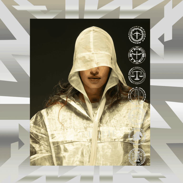 Ein quadratisches Albumcover zeigt eine Person in einem metallisch glänzenden, silbernen Kapuzenponcho vor einem dunkelgrünen Hintergrund. Die Kapuze ist tief ins Gesicht gezogen und beschattet die Augenpartie, während am rechten Bildrand sechs kreisförmige, weiß grafische Symbole vertikal angeordnet sind.