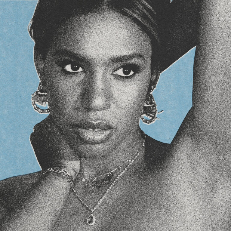 Ein quadratisches Albumcover zeigt ein Schwarz-Weiß-Porträt einer Frau in einer grobkörnigen Punkt-Textur (Dithering-Effekt). Ihr Gesicht ist frontal zum Betrachter gewandt, der Blick wirkt ruhig und intensiv. Sie trägt Creolen und eine Halskette mit Anhänger. Der Hintergrund ist in einem flächigen, hellen Blau gehalten, das durch scharfe Kanten von ihrem dunklen Haar und Körper abgesetzt ist.