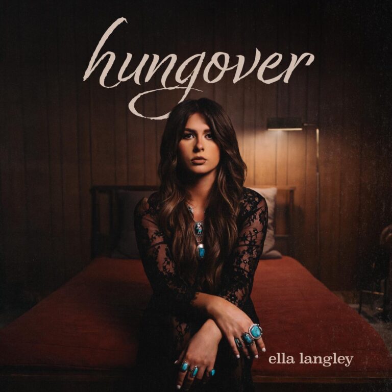 Albumcover von Ella Langley für ihr Album hungover. Eine Frau mit langen, braunen Haaren sitzt zentral auf einem dunklen Bett in einem Raum mit rustikaler Holzvertäfelung. Sie trägt ein schwarzes Spitzenkleid und auffälligen Schmuck mit großen türkisfarbenen Steinen an Hals und Fingern. Über ihr steht in einer geschwungenen, hellen Schreibschrift das Wort hungover, unten rechts klein ihr Name ella langley. Das Licht ist gedämpft und wirkt melancholisch.