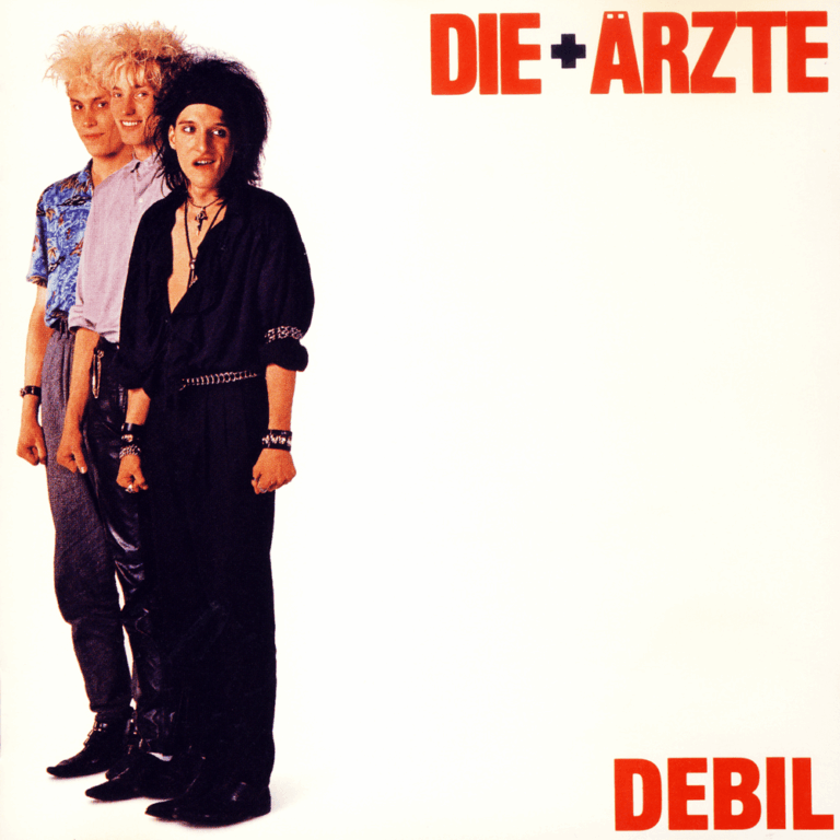 Das quadratische Albumcover zeigt links am Bildrand die drei Bandmitglieder Bela B, Sahnie und Farin Urlaub in einer vertikalen Reihe hintereinander stehend. Sie tragen Kleidung im Stil der frühen 80er Jahre und blicken mit neutralen, fast starren Gesichtsausdrücken nach vorne oder leicht zur Seite. Der Großteil des Covers auf der rechten Seite ist eine leere, weiße Fläche, in deren oberer rechter Ecke der Bandname „DIE + ÄRZTE“ und unten rechts der Albumtitel „DEBIL“ in fetten, roten Großbuchstaben steht.