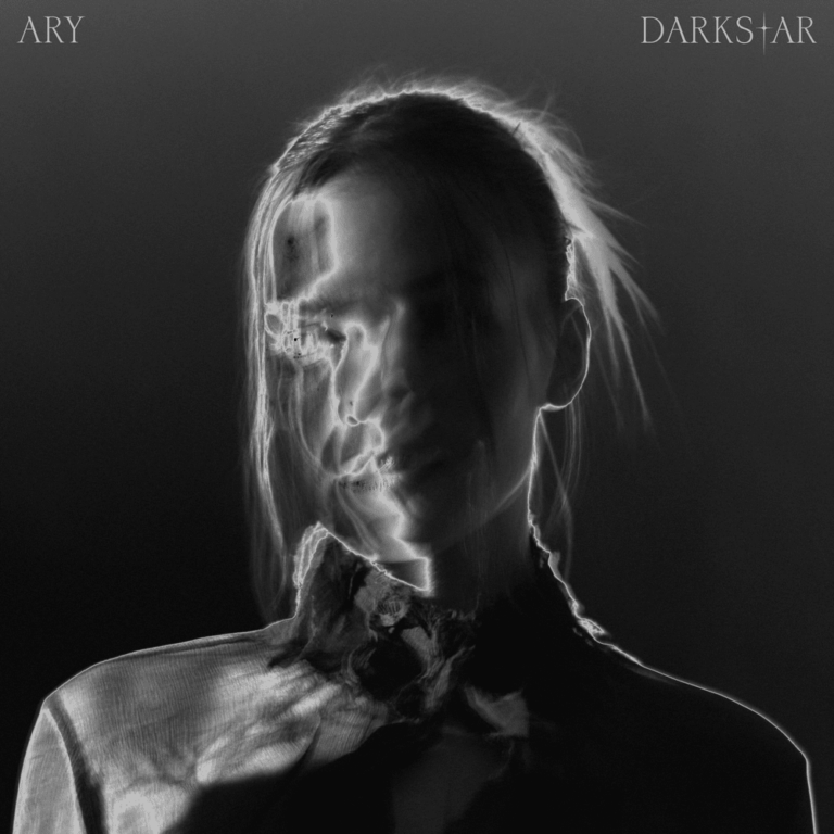 Das quadratische Albumcover zeigt das Porträt einer Person in Schwarz-Weiß, wobei eine starke Kontrastbeleuchtung von hinten und der Seite eingesetzt wird. Das Gesicht ist durch helle Lichtreflexionen teilweise überstrahlt und unkenntlich gemacht, was einen glühenden, fast transparenten Effekt erzeugt. Die Haare sind streng zurückgebunden, und der Hintergrund bleibt in tiefem Schwarz. Oben links steht klein der Name ARY, oben rechts der Albumtitel DARKSTAR.
