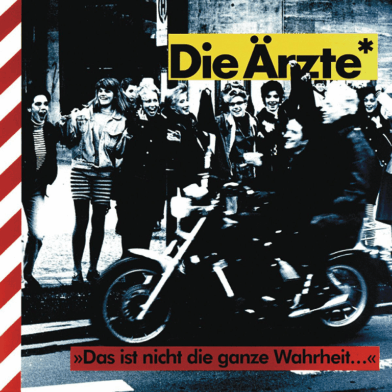 Das quadratische Bild zeigt das Albumcover von Die Ärzte mit dem Titel Das ist nicht die ganze Wahrheit. In der Mitte sitzt ein Mann auf einem Motorrad, umringt von einer Gruppe lächelnder Menschen vor einem städtischen Gebäude. Ein gelber Balken oben rechts enthält den Bandnamen, während ein roter Streifen mit weißen Diagonalen am linken Rand und der Albumtitel im roten Kasten unten das Motiv einrahmen.