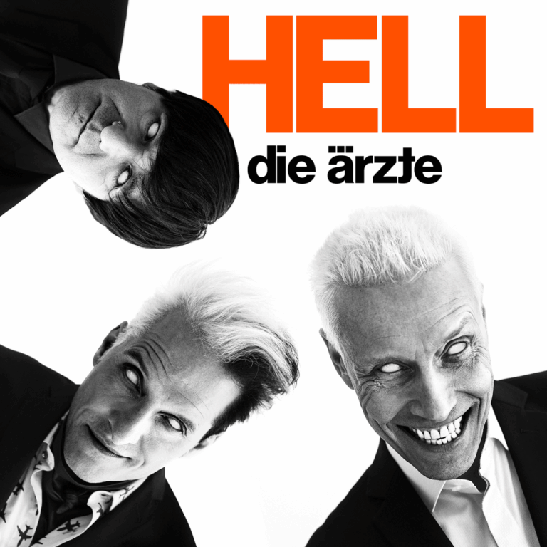 Drei Männer blicken aus einer extremen Untersicht mit weit aufgerissenen Augen und einem manischen Grinsen in die Kamera. Der Hintergrund ist rein weiß, oben rechts steht in fetten orangefarbenen Buchstaben „HELL“ und darunter in Schwarz „die ärzte“.