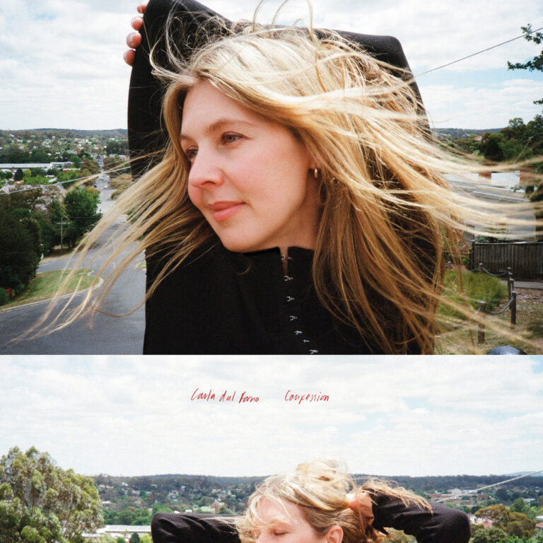 Ein quadratisches Albumcover, das in zwei horizontale Hälften geteilt ist. In der oberen Hälfte ist das Porträt einer hellhäutigen Frau mit blonden, vom Wind verwehten Haaren vor einem weiten, bewölkten Himmel und einer Vorstadtlandschaft zu sehen. Sie blickt lächelnd zur Seite. Die untere Hälfte zeigt dieselbe Frau in einer kleineren Totalen, wie sie ihre Hände hinter dem Kopf verschränkt, über der Landschaft. Mittig zwischen den Bildern stehen der Name Carla dal Forno und der Albumtitel Confession in roter Schreibschrift.