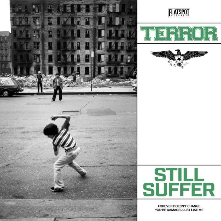 Ein quadratisches Albumcover zeigt links ein Schwarz-Weiß-Foto einer tristen Stadtlandschaft mit einem baufälligen Wohnblock im Hintergrund. Im Vordergrund wirft ein Junge in einem gestreiften T-Shirt mit erhobenem Arm einen Gegenstand. Die rechte Seite ist weiß mit dem grünen Schriftzug TERROR oben und STILL SUFFER unten, dazwischen ein schwarzes Adler-Emblem mit Stern.