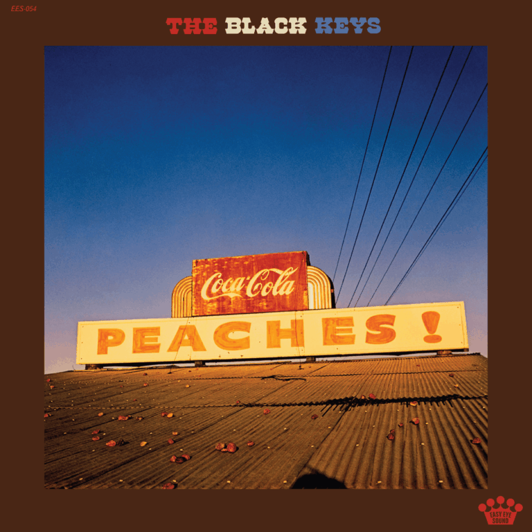 Ein quadratisches Albumcover mit einem braunen Rahmen zeigt eine sonnendurchflutete Szene im Freien unter einem tiefblauen Himmel. Im Zentrum steht ein großes, gelbes Schild mit der Aufschrift „PEACHES !“, über dem ein kleineres, abgenutztes Coca-Cola-Schild prangt. Im Hintergrund verlaufen Stromleitungen diagonal durch das Bild, während der Name der Band oben in bunten Lettern steht.