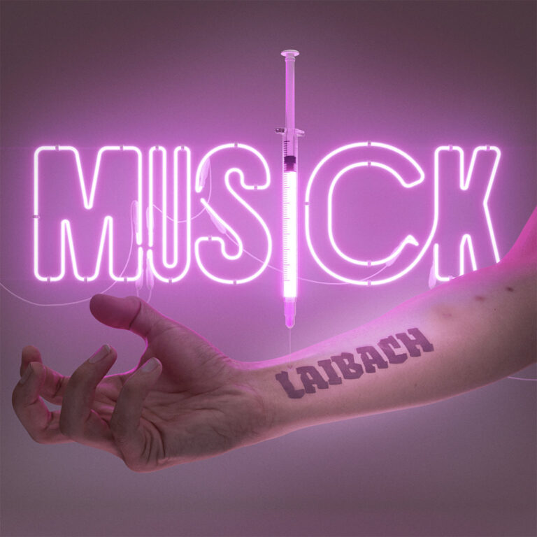 Ein blasser menschlicher Unterarm mit einem Tattoo des Schriftzugs „LAIBACH“ liegt horizontal im Bild. Eine vertikal stehende, hell pink leuchtende Spritze sticht in den Arm ein. Im Hintergrund leuchtet das Wort „MUSICK“ als neonpinke Lichtreklame in einer dämmrigen, kühlen Umgebung.