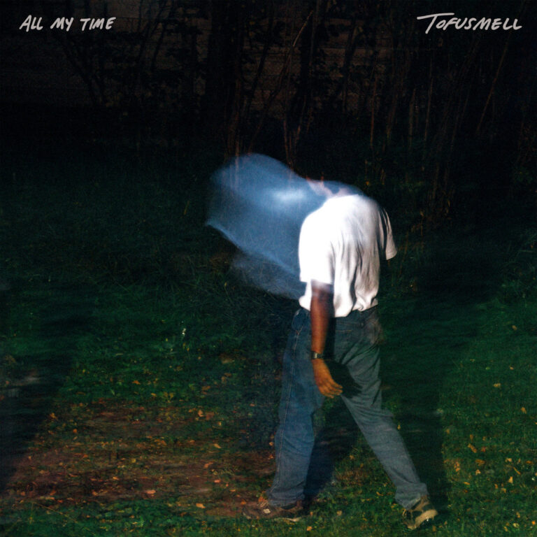 Ein quadratisches Albumcover zeigt eine männliche Person von hinten in einer nächtlichen Garten- oder Waldszene. Die Person trägt eine blaue Jeans und ein weißes T-Shirt, wobei der Oberkörper und Kopf durch eine Bewegungsunschärfe weißlich verschwommen und geisterhaft wirken. Der Hintergrund ist dunkel mit grünen Grasflächen und schemenhaften Bäumen, oben links steht „ALL MY TIME“ und oben rechts „Tofusmell“ in weißer Handschrift.