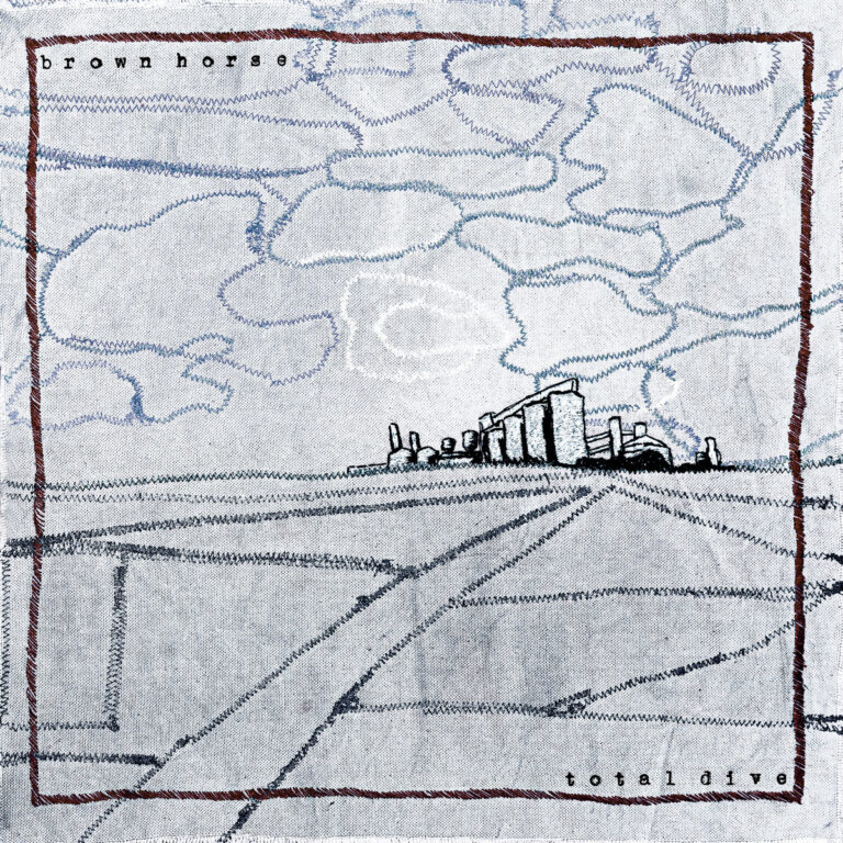 Das quadratische Albumcover von Brown Horse für das Album Total Dive zeigt eine minimalistische Illustration in Blau- und Brauntönen auf einem grob gewebten, hellgrauen Stoffhintergrund. Eine dünne, braun gestickte Linie rahmt das Motiv ein. Im Zentrum ist eine skizzierte Industrielandschaft mit Silos und Fabrikgebäuden zu sehen, die über einer kargen Ebene mit angedeuteten Wegen oder Feldern steht. Über der Szenerie hängen stilisierte, blau umrandete Wolkenformationen. Der Bandname „brown horse“ steht in kleinen, schwarzen Lettern oben links, der Albumtitel „total dive“ unten rechts.