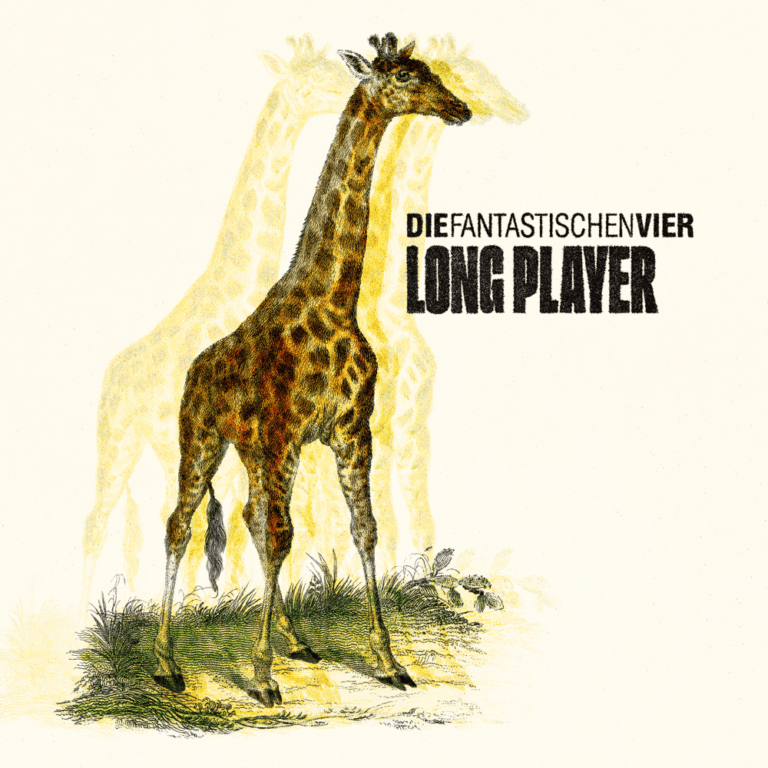 Das Beitragsbild zeigt das Albumcover von „Long Player“: Eine Giraffe steht im Profil auf einem hellen Hintergrund, während drei weitere Giraffensilhouetten wie ein Echo hinter ihr gestaffelt sind, daneben prangt der Bandname und Albumtitel in serifenloser Typografie.
