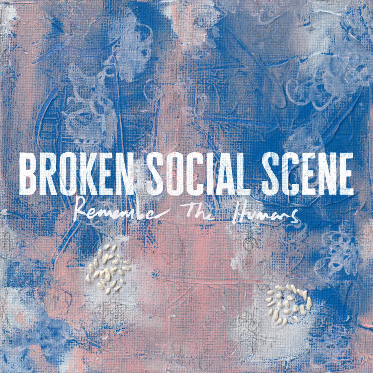 Das quadratische Albumcover zeigt ein abstraktes Gemälde in Blau- und Rosatönen auf einer groben Leinwandstruktur. Mittig steht in großen, weißen Großbuchstaben der Bandname BROKEN SOCIAL SCENE, darunter handschriftlich der Albumtitel Remember The Humans. Im unteren Bereich sind drei kleine Gruppen von hellen, reiskornartigen Erhebungen aufgestickt.