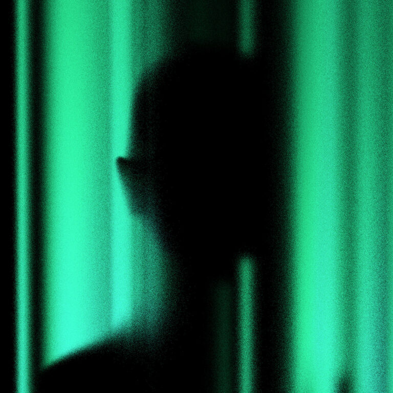 Unscharfe dunkle Silhouette vor türkisgrün leuchtenden vertikalen Lichtflächen mit körniger digitaler Textur.