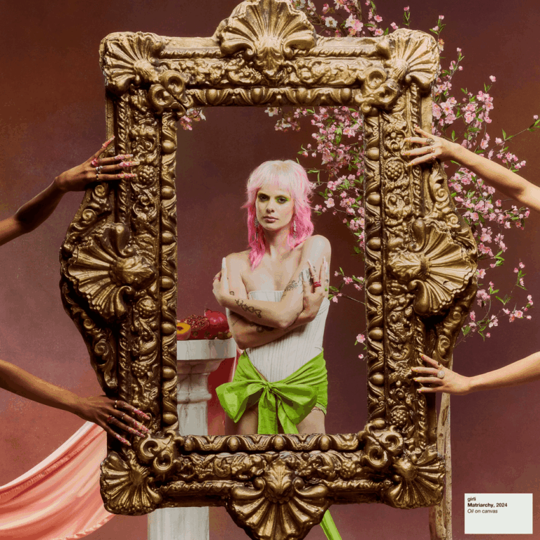 Das quadratische Albumcover zeigt die Künstlerin girli mit pinkfarbenen Haaren in einem weißen Oberteil und einer auffälligen grünen Schleife, wie sie durch einen massiven, goldverzierten Barockrahmen blickt, der von mehreren Händen gehalten wird.
