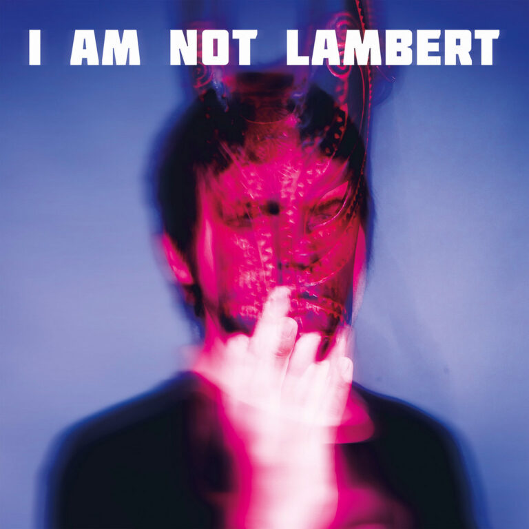 Ein quadratisches Albumcover mit dem Titel I AM NOT LAMBERT am oberen Rand. Im Zentrum ist ein Gesicht in extremer Bewegungsunschärfe vor blauem Hintergrund zu sehen, das von leuchtend pinkfarbenen Lichteffekten überlagert wird. Eine erhobene Hand mit ausgestrecktem Finger ist schemenhaft im Vordergrund erkennbar.