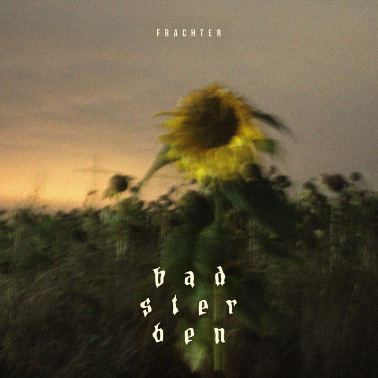 Das quadratische Albumcover zeigt eine unscharf fotografierte Sonnenblume vor einem dunklen, dämmrigen Hintergrund. Der Himmel am Horizont glüht in einem matten Orange, während der Rest des Bildes in bräunlichen und tiefgrünen Tönen gehalten ist. Am oberen Rand steht zentriert in schlichten weißen Großbuchstaben der Name "FRACHTER", unten in einer frakturähnlichen, weißen Schrift der Titel "bad sterben".
