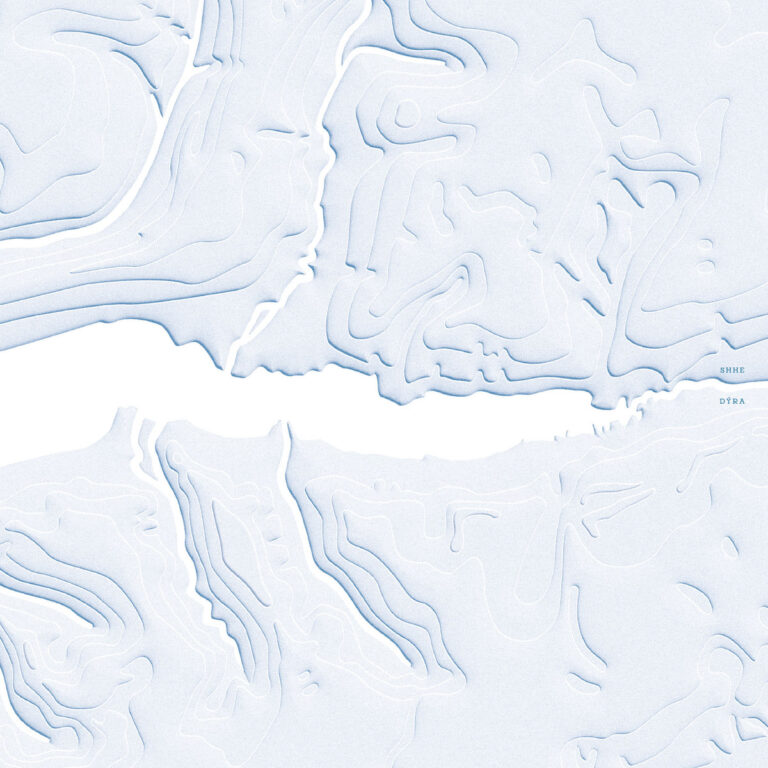 Das quadratische Albumcover zeigt eine abstrakte, topografische Karte in kühlen Weiß- und Blautönen. Die Linien sind reliefartig hervorgehoben und wirken wie Eisschollen oder geologische Formationen, die durch eine weiße, horizontale Kluft in der Mitte getrennt werden. Rechts oben stehen dezent die Schriftzüge SHHE und DÝRA.