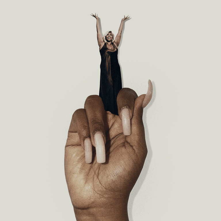 Eine Hand mit langen Fingernägeln zeigt den Mittelfinger, auf dem eine kleine Frau steht.