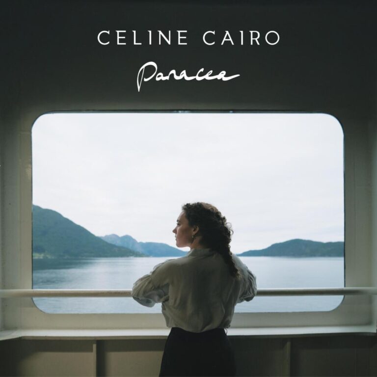 Künstlerin Celine Cairo blickt von einem Schiff aus auf eine neblige Wasserlandschaft.