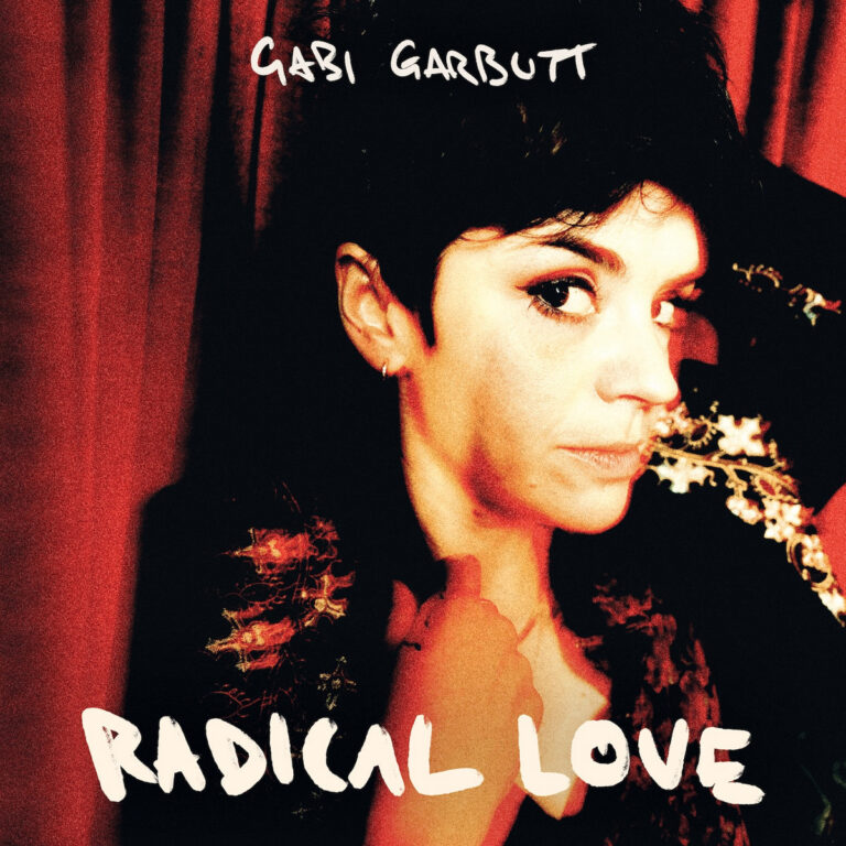 Nahaufnahme von Gabi Garbutt vor rotem Samtvorhang auf dem Albumcover von Radical Love.