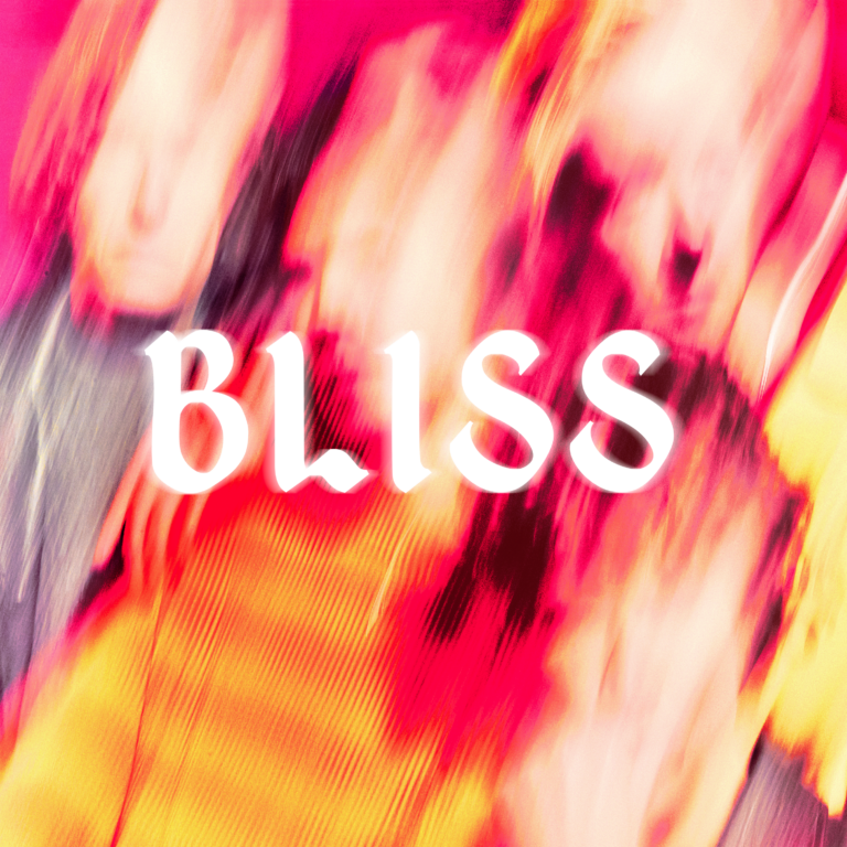 Stark farbgesättigtes, verschwommenes Gruppenporträt der vier Musiker mit dem weißen Schriftzug BLISS im Vordergrund.
